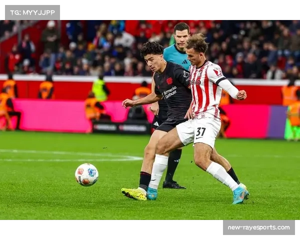 勒沃库森球员马扎进球后与队友模仿偶像庆祝动作 勒沃库森球员马扎进球后与队友模仿偶像庆祝动作