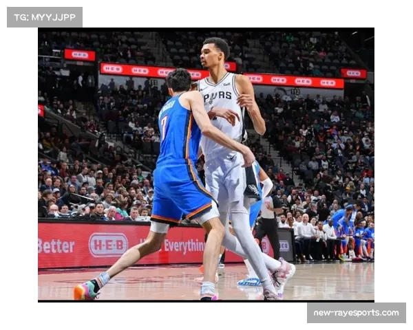 -爱德华兹谈与文班亚马跳球：裁判得帮帮我才行，他太高了-