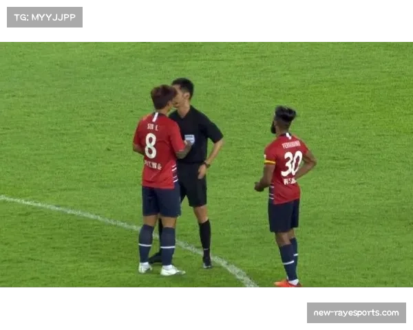 VAR长时间介入引争议,拜仁对阿贾克斯进球被取消后球员围堵裁判 VAR长时间介入引争议,拜仁对阿贾克斯进球被取消后球员围堵裁判